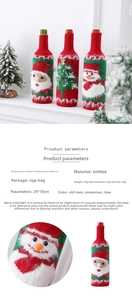 Nahaufnahme der gestrickten Weihnachtsmann- und Schneemann-Weinflaschenhüllen mit Festtextur