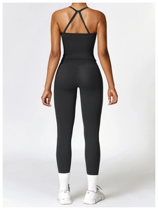 Vue arrière de l'ensemble de yoga avec brassière croisée et legging taille haute