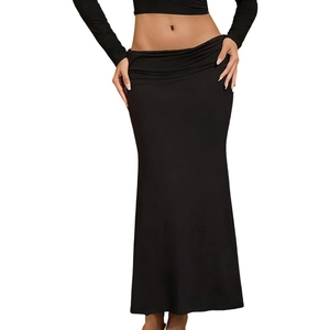 Détail de la jupe de maternité noire taille haute en maille élastique pour femmes