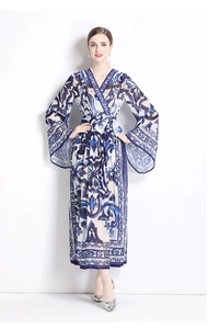 Robe longue à imprimé porcelaine bleue avec col en V et manches cloche évasées