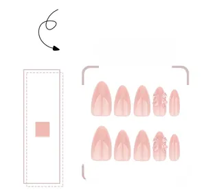 Gros plan d'ongles amande roses à coller avec nœuds 3D transparents et strass brillants