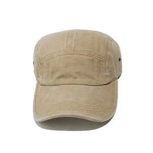 Detail einer khakifarbenen 5-Panel-Camper-Mütze aus gewaschener Baumwolle im Vintage-Stil