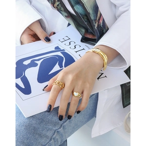 Elegant gold S925 sterling silver heart shell rings and irregular bracelet on hand