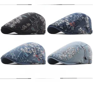 Détail de quatre bérets en denim noir et bleu avec des motifs floraux élégants