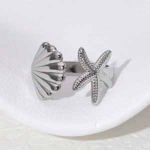 Verstellbarer Ring aus Silber mit Seestern und Muschel im minimalistischen Meeresstil