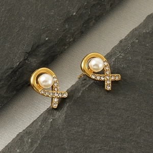 Golden ribbon-shaped stainless steel earrings with central pearl and sparkling crystals