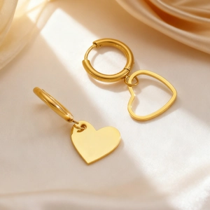 Detail der goldenen Herz-Creolen mit poliertem massivem und hohlem Design