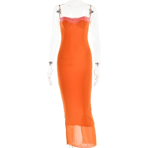 Détail de la robe nuisette orange avec des finitions en dentelle rose sur le buste