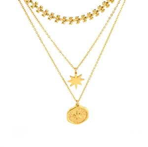 Detailsicht der mehrlagigen goldenen Edelstahlkette mit Sternanhänger und runder Scheibe