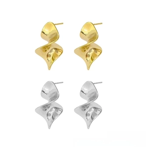 Détails de boucles d'oreilles spirales irrégulières en métal, finitions or et argent