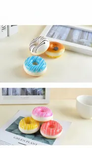 Vista detallada de donuts de espuma PU de colores para decoración y accesorios de postre