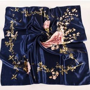 Dettaglio foulard quadrato in raso blu navy con motivi floreali di peonie rosa e oro