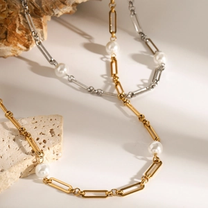 Collana con perle barocche e maglie a graffetta nelle finiture oro e argento