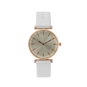 Détail du boîtier de montre or rose avec cristaux et bracelet en silicone blanc
