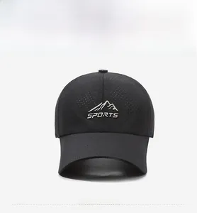 Vista frontale del cappellino sportivo nero con mesh traspirante e logo argento