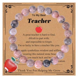 Détail du bracelet en pierres naturelles d'améthyste avec breloque pomme rouge pour prof