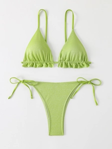 Détail du bikini vert néon scintillant avec bordure à volants et liens latéraux