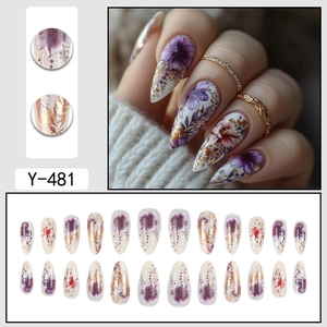 Faux ongles fleurs forme amande longue avec motifs violets et touches de feuille d'or