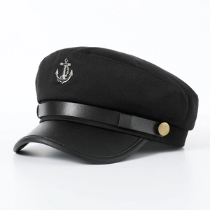 Detailaufnahme der schwarzen Marine-Mütze mit silbernem Anker-Emblem und Lederband