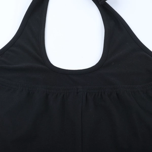 Gros plan sur l'encolure dos nu noire et les coutures d'une robe de soirée en dentelle