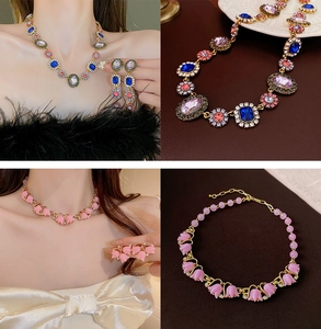 Détails de bijoux vintage avec pierres précieuses colorées et motifs de muguet en émail