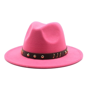 Cappello fedora rosa shocking con fascia in pelle nera e borchie dorate metalliche