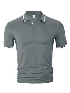 Gros plan du col de polo gris montrant l'étiquette taille M et la texture 100% polyester
