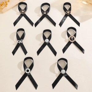 Broches en ruban satin noir avec perles et fleurs sur un fond de texture élégant