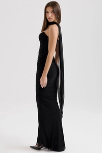 Détail de la robe longue bustier noire élégante avec châle en maille assorti et coupe ajustée