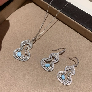 Detail view of pearl and zircon gourd jewelry set with blue gemstone in display tray