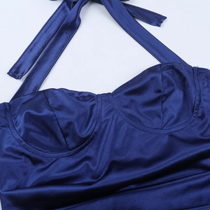 Dettaglio del top allacciato al collo in raso blu navy con coppe e lacci regolabili
