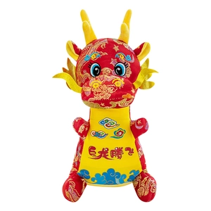 Mascotte en peluche de dragon du zodiaque chinois traditionnel rouge et jaune pour 2024