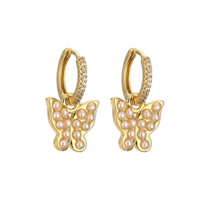 Boucles d'oreilles papillon dorées élégantes avec perles blanches et détails brillants