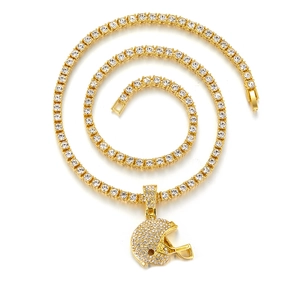 Chaîne tennis dorée avec pendentif casque de football américain givré sur fond blanc