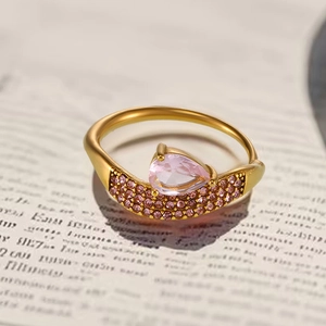 Dettaglio anello placcato oro 18k con zircone rosa a goccia e pavé di piccoli cristalli
