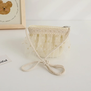Détail du sac bandoulière en paille pour filles avec dentelle et tulle à pois dorés