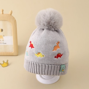 Texture de tricot détaillée et broderie dinosaure sur bonnet d'hiver gris