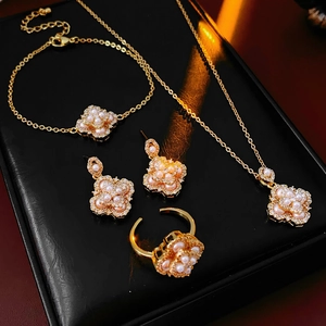 Détail de l'ensemble de bijoux dorés à fleurs avec perles et zircons étincelants