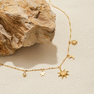Collana in acciaio inossidabile placcato oro 18K con ciondolo sole luna e pietre dure