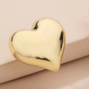 Vue macro de boucles d'oreilles cœur en or poli avec finition miroir brillante