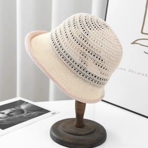Primer plano de sombrero de pescador en lino beige con malla transpirable y tejido crochet