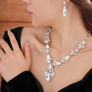 Elegante set di gioielli con collana e orecchini a goccia di strass per matrimoni