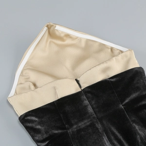 Gros plan détaillé d'une robe en velours noir avec doublure en cuir beige et fermeture éclair invisible