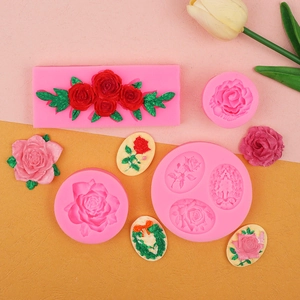 Makrodetail des 3D-Rosen-Silikonform-Sets mit komplizierten Blütenblatt-Texturen