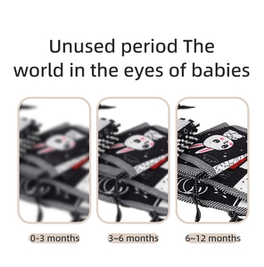 Stoffbuch für Babys zeigt visuelle Entwicklungsphasen von null bis zwölf Monaten an