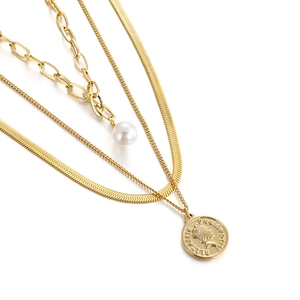 Collier multi-rangs doré avec perle baroque et pendentif pièce sur fond blanc épuré