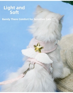 Harnais rose pour chat avec ailes d'ange et étoile dorée sur un chat blanc