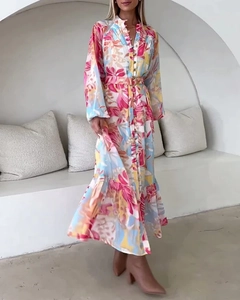 Detail der floralen Laternenärmel und des Gürtels an einem weißen Boho-Maxikleid