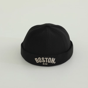 Dettaglio del berretto docker nero a maglia per bambini con ricamo Boston 1630 bianco