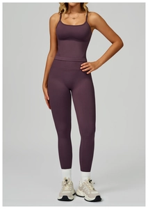 Vue de face d'un ensemble de yoga violet avec brassière et legging taille haute